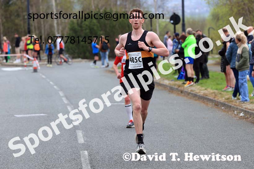 Senior mens relay, 2025 Elswick Harriers Good Friday Road Relays, Newburn, Newcastle upon Tyne. Photo: David T. Hewitson/Sports for All Pics